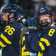 De svenska spelarna deppar efter förlusten. 