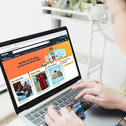 Bild ur en reklamvideo för Metas nya AI-agent/en person använder Amazons hemsida, illustrationsbild.