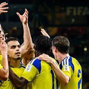 Yasin Asari kramas om av lagkamraterna.