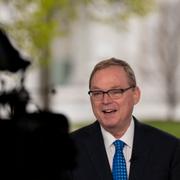 Kevin Hassett i tv-intervju framför Vita huset. Arkivbild.