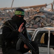 Hamas-militanter söker igenom kvarlevor av israeliska gisslan i Gaza stad.