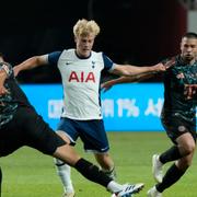 Tottenham Hotspurs Lucas Bergvall med Bayern Münchens Joao Palinha (till vänster), 3 augusti. 