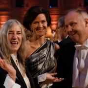 Patti Smith hälsar på moderaternas partiledare Anna Kinberg Batra och vänsterpartiledaren Jonas Sjöstedt.