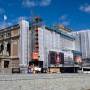 Operahuset med byggställningar och byggplast som täcker delar av fasaden pga pågående renovering.