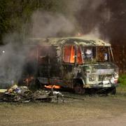 Ett av fordonen som brann under natten till måndagen.