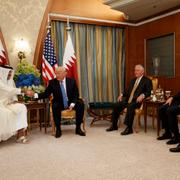 Trump skakar hand med emiren av Qatar 21 maj 2017. 