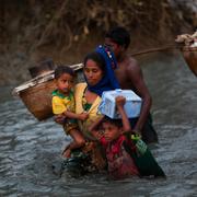 Rohingyer på flykt från Myanmar till Bangladesh. 