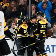 Boston Bruins Brad Marchand, Patrice Bergeron och Brandon Carlo.