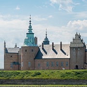 Människor i solen i Paris i veckan till vänster. Kalmar slott i solen i Kalmar till höger.