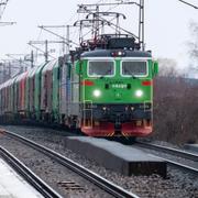 Ett godståg från Green Cargo passerar Station Rosengård i Malmö.