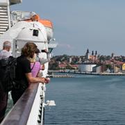 Passagerare på en Gotlandsfärja ser Visby hamn närma sig. 