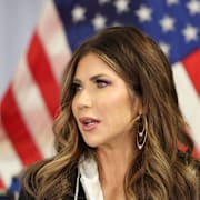 Kristi Noem på presskonferensen. 