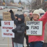 Demonstranter i Michigan kritiserar neddragningen inom skolan