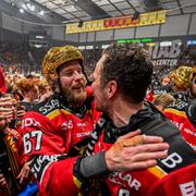 Luleås Linus Omark och Erik Gustafsson jublar efter SM-guldet. 