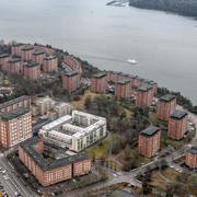 Flygbild över flerbostadshus i Larsberg på Lidingö.