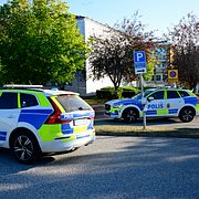 Polisen på plats utanför Brinellskolan i Fagersta på måndagen, där ett skoldåd inträffade på fredagen.