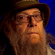 Nikke Ström 2013/Nationalteatern fotograferad 1981, sittandes i hatt ser vi Nikke Ström.