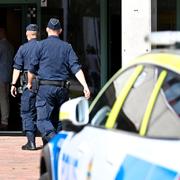 Poliser på skolan. 