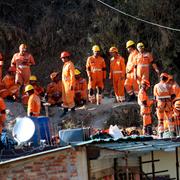 Räddningsarbetare utanför tunneln på fredag. Över 200 personer ingår i insatsen