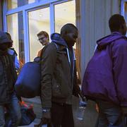 Flyktingar från ”Djungeln” i Calais anländer till ett tillfälligt boende i Lyon på måndagskvällen.