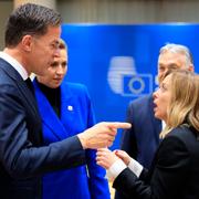 Nederländernas premiärminister Mark Rutte till vänster med Italiens dito Giorgia Meloni. Danmarks premiärminister Mette Frederiksen och Ungerns Viktor Orbán i bakgrunden. 