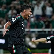 Mexikos Luis Romo  firar matchens enda mål tillsammans med lagkamraten Erik Lira.