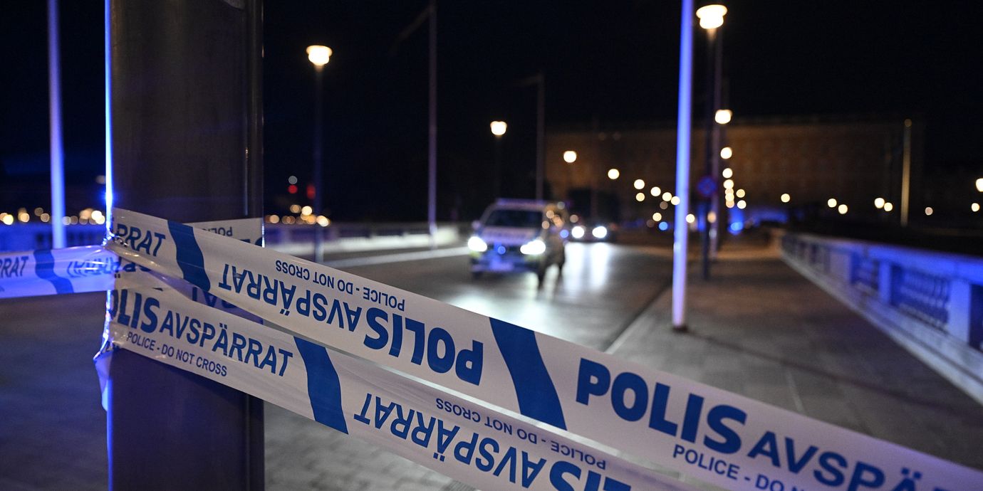 Polisens avspärrningar vid Norrbro.
