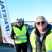 Strejkvakterna Thomas Ibrahimsson och Lennart Forsgren vaktar utanför Teslas anläggning i Huddinge. Strejken har pågått i ett år. 