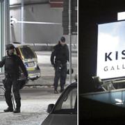 Poliser på brottsplatsen i fredags, arkivbild på Kista galleria.