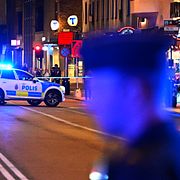 Polisen och Nationella bombskyddet har spärrat av delar av Folkungagatan på Södermalm den 5 augusti 2026.