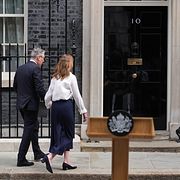 Avgående premiärmininster Keir Starmer med frun Victoria utanför 10 Downing Street efter pressträffen.