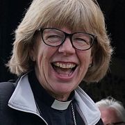 Den nya ärkebiskopen av Canterbury, Dame Sarah Mullally, poserar för bild under en 14 mil lång pilgrimsfärd från London till katedralen i Canterbury inför ceremonin där hon ska installeras som ärkebiskop.