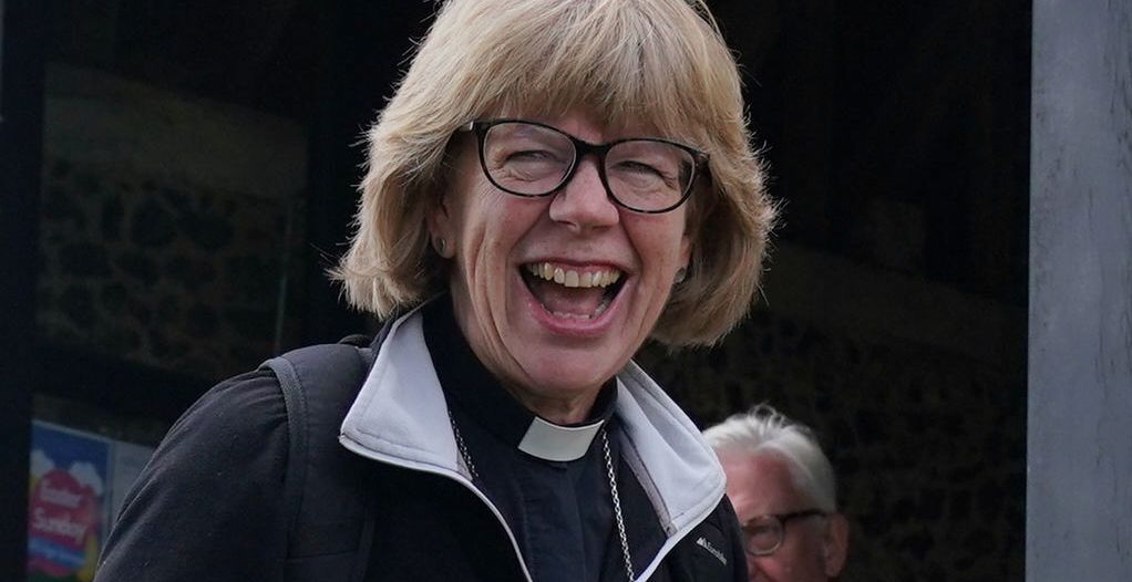 Den nya ärkebiskopen av Canterbury, Dame Sarah Mullally, poserar för bild under en 14 mil lång pilgrimsfärd från London till katedralen i Canterbury inför ceremonin där hon ska installeras som ärkebiskop.