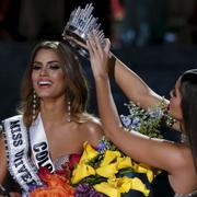 Ariadna Gutierrez får kronan placerad på huvudet, bara för att mista den minuter senare.