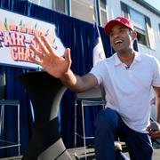 Ramaswamy vinkar efter att ha deltagit en intervju på Iowa State Fair, 12 augusti.  