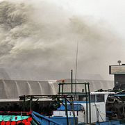 Bild från Merantis framfart i Taiwan under onsdagen. På torsdagen väntas ovädret nå Kina.