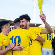 IFK Malmös Gani Bunjaku jublar tillsammans med lagkamraterna.