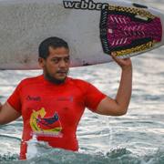 Dery Setyawan med sin surfbräda på Lhoknga-stranden i Banda Aceh.