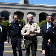  San Diegos sheriff  Bill Gore vid en presskonferens.