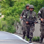 Sydkoreanska soldater under jakten på soldaten som sköt ihjäl flera