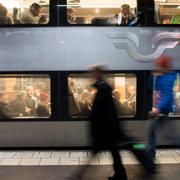 Pendlare med Uppsalapendeln på centralstationen i Stockholm. Arkivbild.
