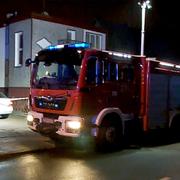 En brandbil utanför byggnaden som brann i polska Koszalin. 