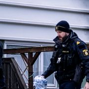 Polis och räddningstjänst på plats vid ett flerfamiljshus på Rökullagatan i Helsingborg efter en lägenhetsbrand på söndagen.
