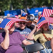 Amerkaner skyddar sig med USA:s flagga under Donald Trumps tal.