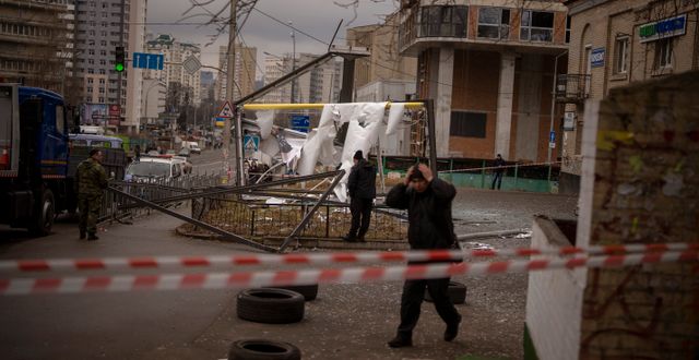 Avspärrningar i Kyiv efter vad som uppges vara en rysk luftattack. Emilio Morenatti / AP