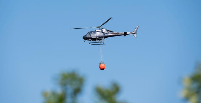 Arkivbild på helikopter med vattenbomb Suvad Mrkonjic/TT