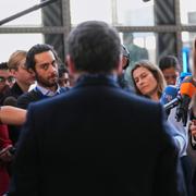 Spaniens klimatminister möter pressen i samband med förhandlingarna i Bryssel. 