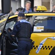 Polis och ambulans på plats efter  trafikolyckan.