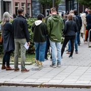 Människor köar i för att rösta i Malmö.