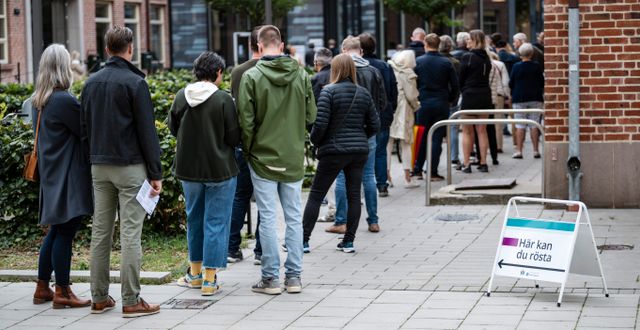 Människor köar i för att rösta i Malmö. Johan Nilsson/TT